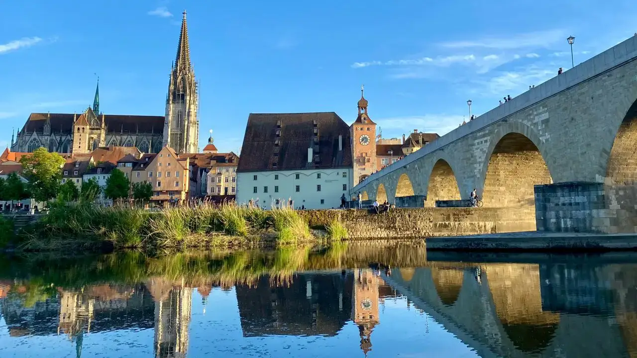 Regensburg Stadtansicht. Dom und Steinerne Brücke