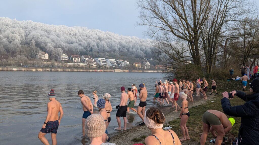 Start zum Neujahrsschwimmen Regensburg 2025 am nördlichsten Punkt der Donau