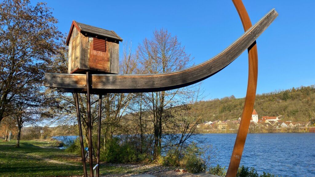 Die Schillerwiese etwa einen Kilometer westlich der Altstadt von Regensburg liegt im Donaubogen am nördlichsten Punkt der Donau[2], im Westenviertel auf einer Höhe von ca. 335 m ü. NN. In unmittelbarer Nähe befinden sich südwestlich das Wasserkraftwerk Regensburg sowie die Brücke der Nord-Süd-Autobahn.